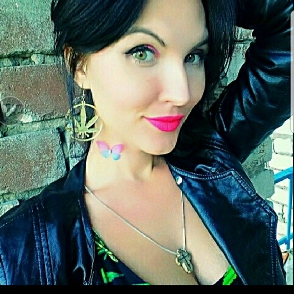 New! Butterfly Choker - Picture 3 of 4